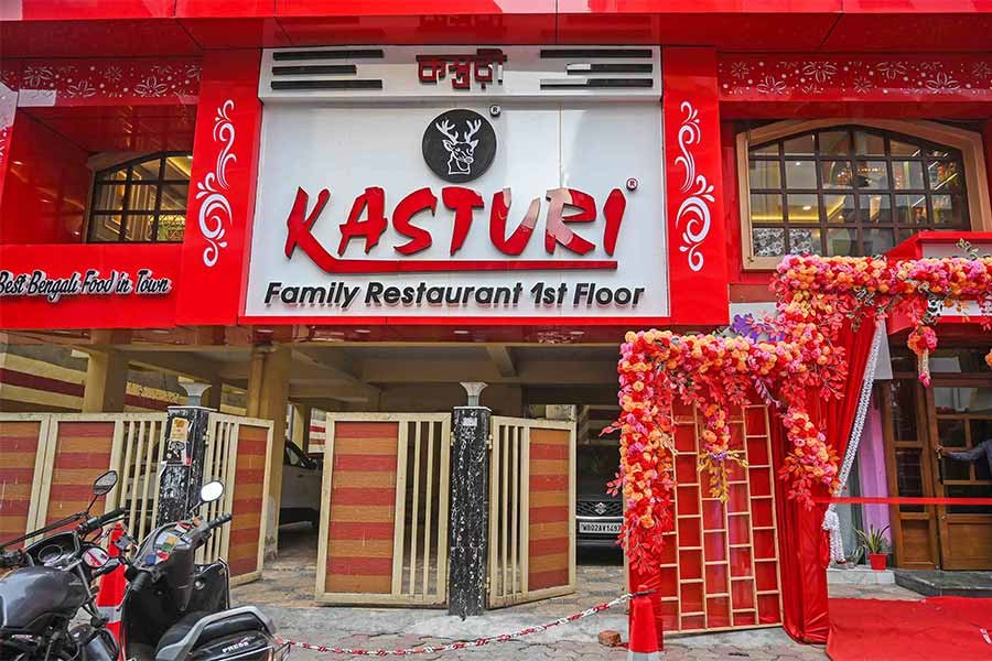 Kasturi Restaurant: A Must-Visit for Authentic Bengali Cuisine in Kolkata